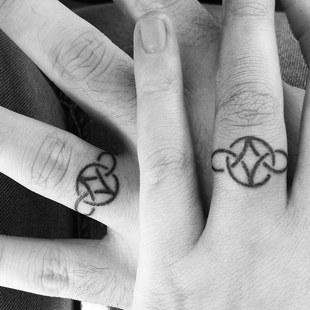 Γενναία ζευγάρια που διάλεξαν ταιριαστά γαμήλια τατουάζ αντί για δαχτυλίδια - Εικόνα 25