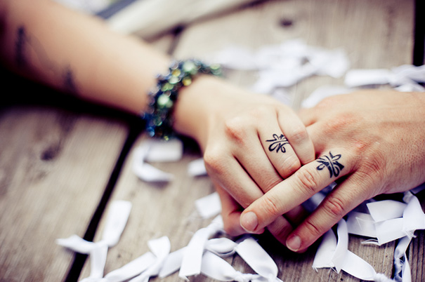Γενναία ζευγάρια που διάλεξαν ταιριαστά γαμήλια τατουάζ αντί για δαχτυλίδια - Εικόνα 27