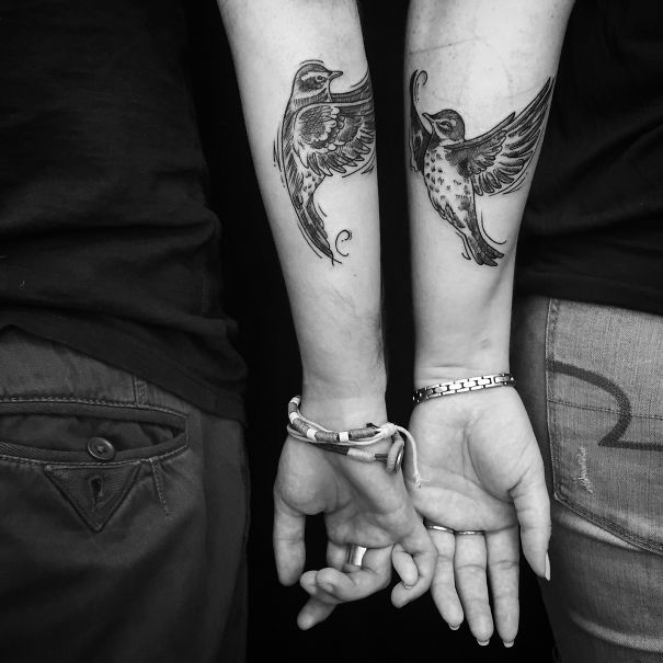Γενναία ζευγάρια που διάλεξαν ταιριαστά γαμήλια τατουάζ αντί για δαχτυλίδια - Εικόνα 35