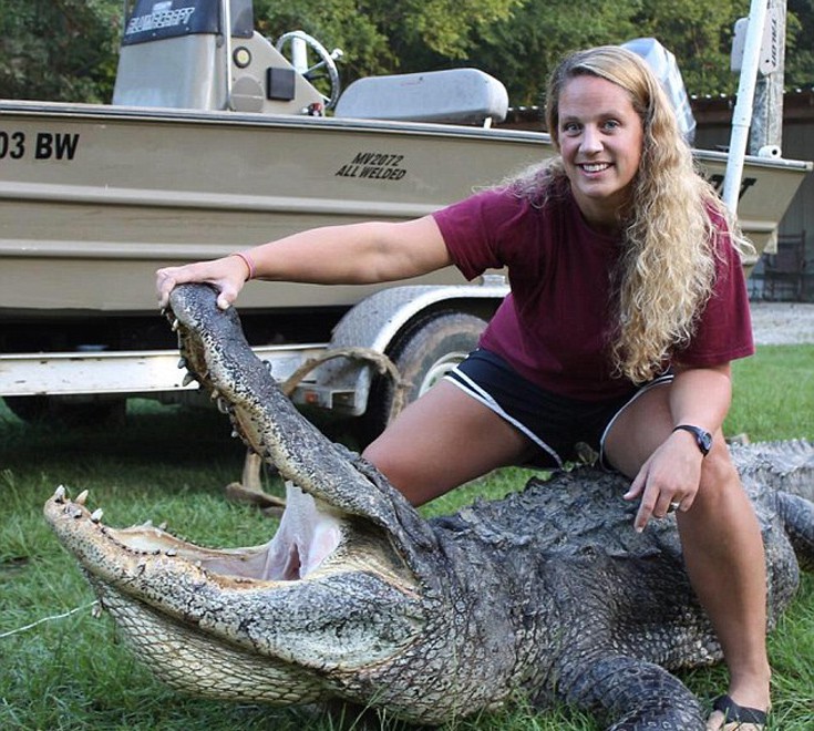 Γυναίκα κυνηγός έπιασε αλιγάτορα 300 κιλών - Εικόνα 1
