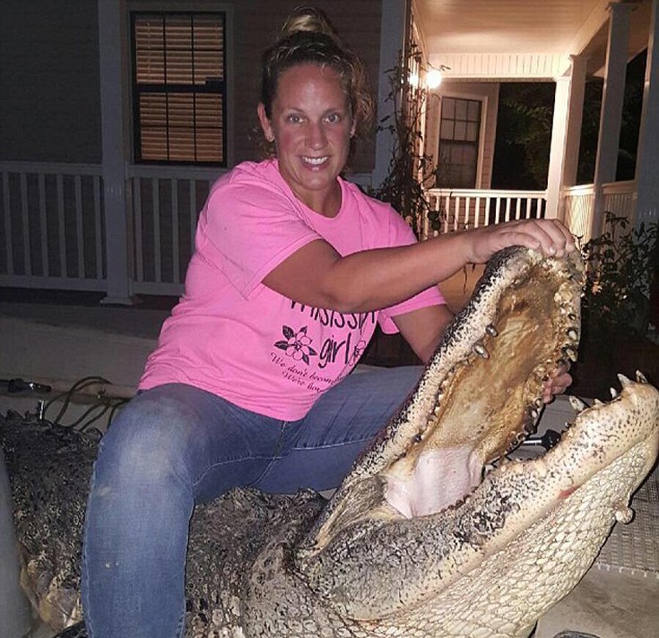 Γυναίκα κυνηγός έπιασε αλιγάτορα 300 κιλών - Εικόνα 2