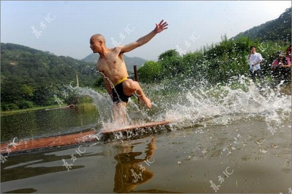 Γλιστρώντας στο Νερό (Qing Gong) από Μοναχούς Σαολίν - Εικόνα 1 - 10