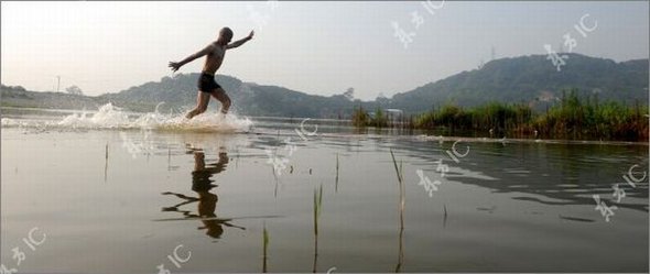 Γλιστρώντας στο Νερό (Qing Gong) από Μοναχούς Σαολίν - Εικόνα 2 - 23