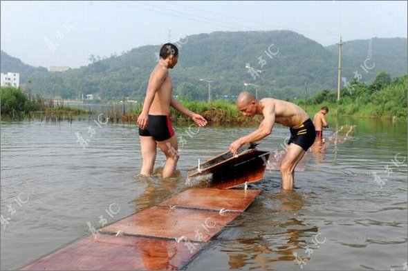 Γλιστρώντας στο Νερό (Qing Gong) από Μοναχούς Σαολίν - Εικόνα 2 - 26