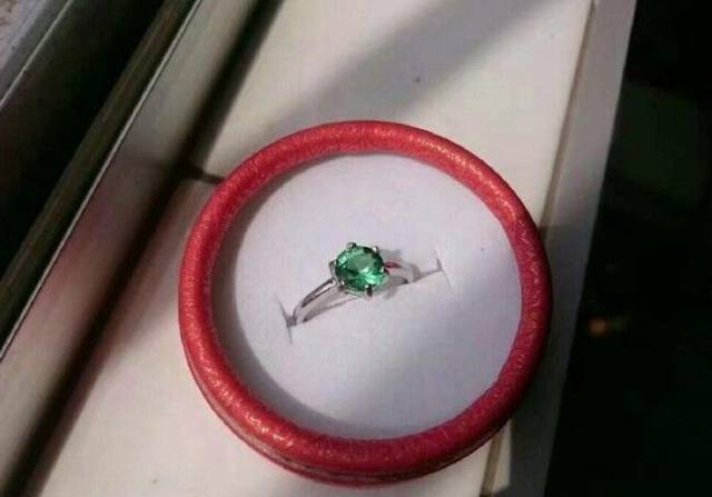 Ήθελε ένα ακριβό διαμαντένιο δαχτυλίδι και της το έφερε... - Εικόνα 6