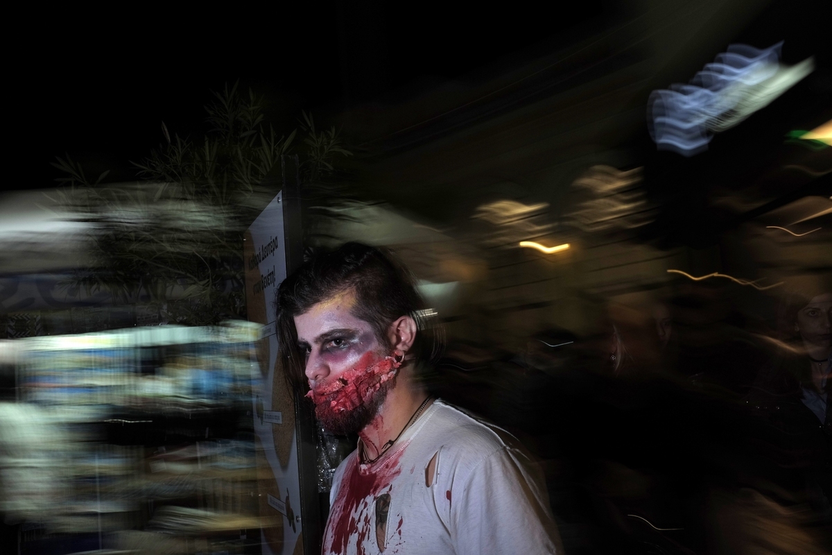 Κανένα Walking Dead: Το κέντρο της Αθήνας γέμισε με ζωντανούς-νεκρούς - Εικόνα12