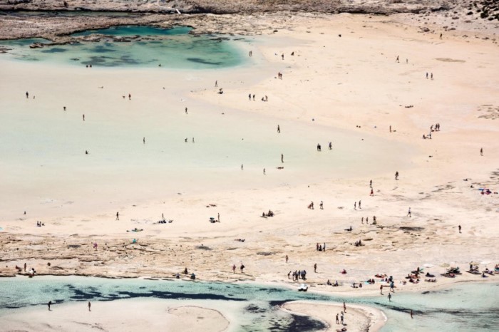 Κάπως έτσι μοιάζει ο Παράδεισος.. Η παραλία της Ελλάδας με τη ροζ άμμο, τα αμέτρητα κοχύλια και την εξωπραγματική ομορφιά - Εικόνα 0