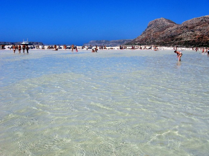 Κάπως έτσι μοιάζει ο Παράδεισος.. Η παραλία της Ελλάδας με τη ροζ άμμο, τα αμέτρητα κοχύλια και την εξωπραγματική ομορφιά - Εικόνα 1