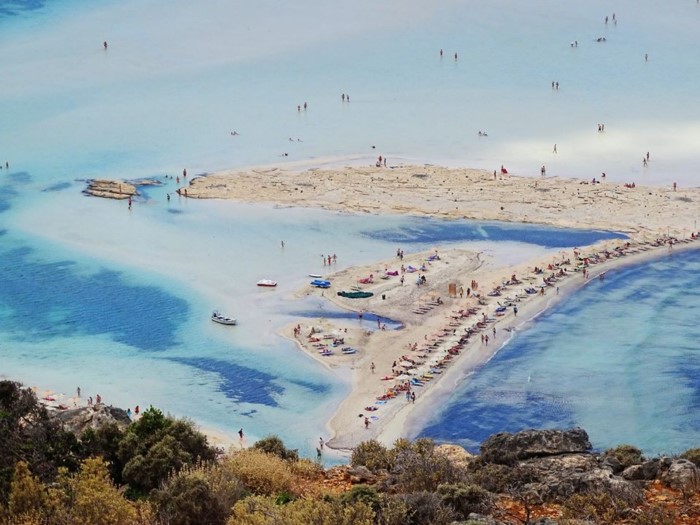 Κάπως έτσι μοιάζει ο Παράδεισος.. Η παραλία της Ελλάδας με τη ροζ άμμο, τα αμέτρητα κοχύλια και την εξωπραγματική ομορφιά - Εικόνα 4