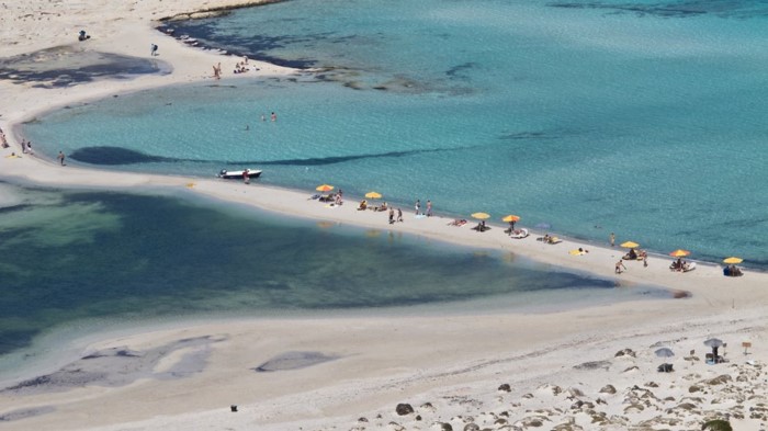 Κάπως έτσι μοιάζει ο Παράδεισος.. Η παραλία της Ελλάδας με τη ροζ άμμο, τα αμέτρητα κοχύλια και την εξωπραγματική ομορφιά - Εικόνα 6