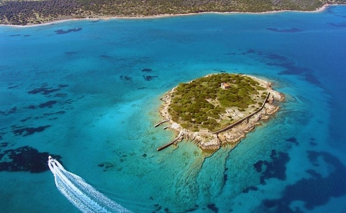 Η Καραϊβική της Ελλάδας από ψηλά: Απέραντος τιρκουάζ παράδεισος μόλις 2 ώρες από την Αθήνα - Εικόνα 7