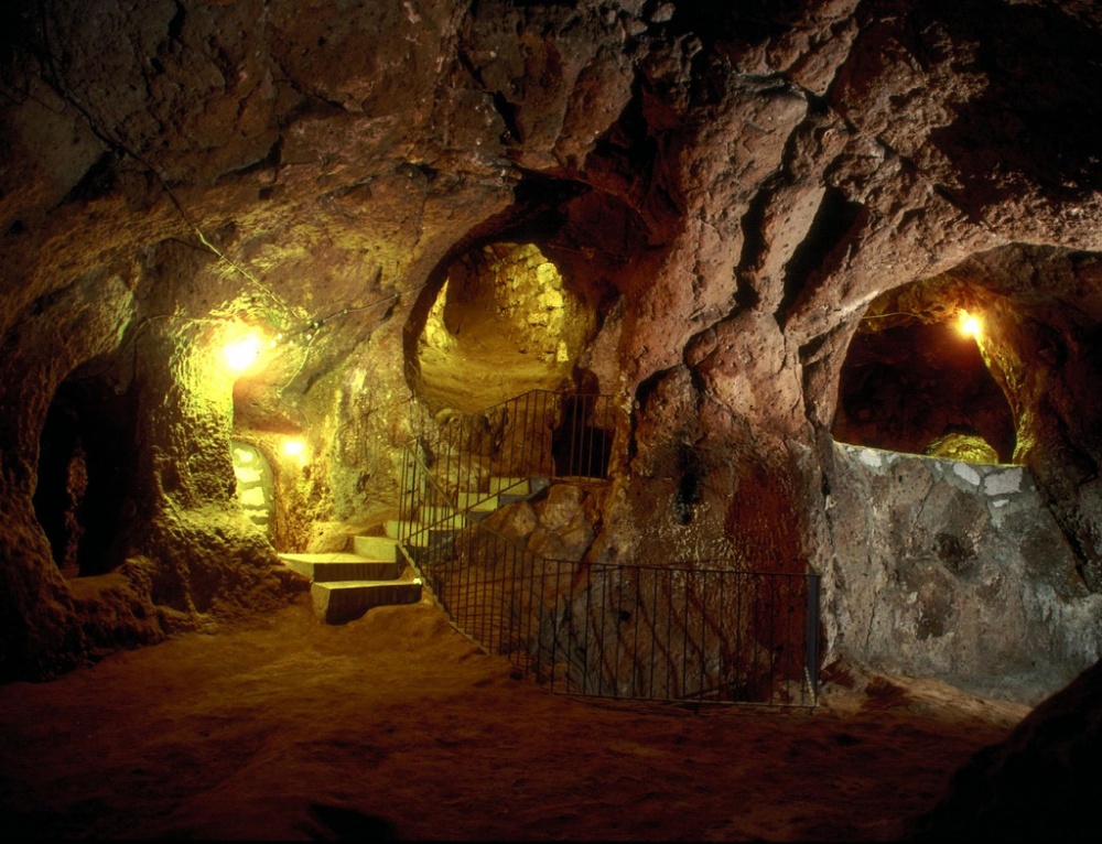 Καθώς Επισκεύαζε το υπόγειό του ανακάλυψε αυτή τη Πέτρινη Είσοδο. Όταν μπήκε μέσα Μεταφέρθηκε 3.000 Χρόνια πίσω στο Χρόνο! - Εικόνα 2