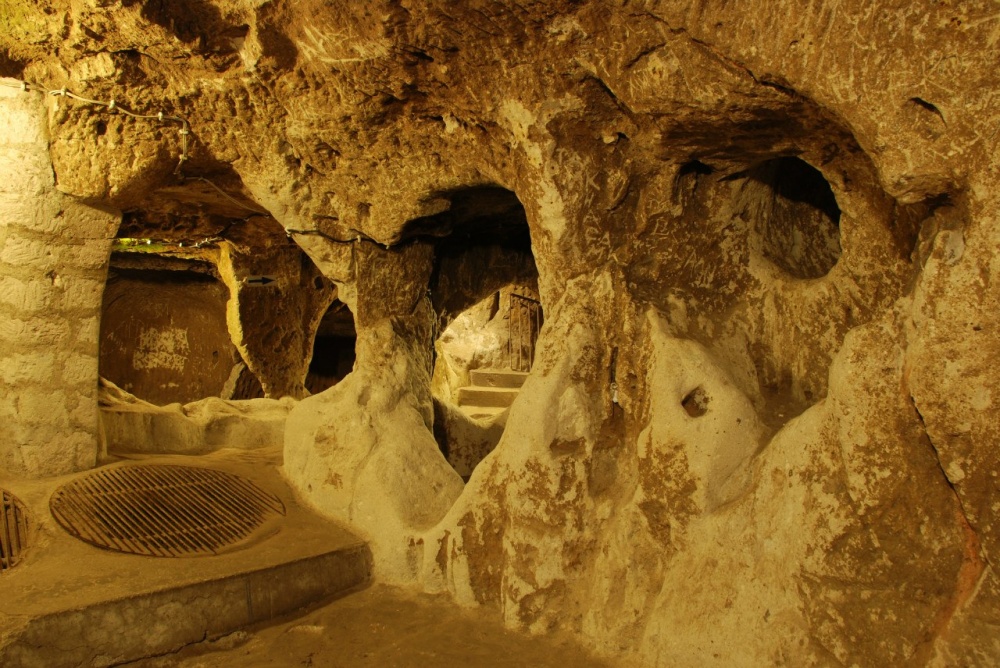 Καθώς Επισκεύαζε το υπόγειό του ανακάλυψε αυτή τη Πέτρινη Είσοδο. Όταν μπήκε μέσα Μεταφέρθηκε 3.000 Χρόνια πίσω στο Χρόνο! - Εικόνα 8