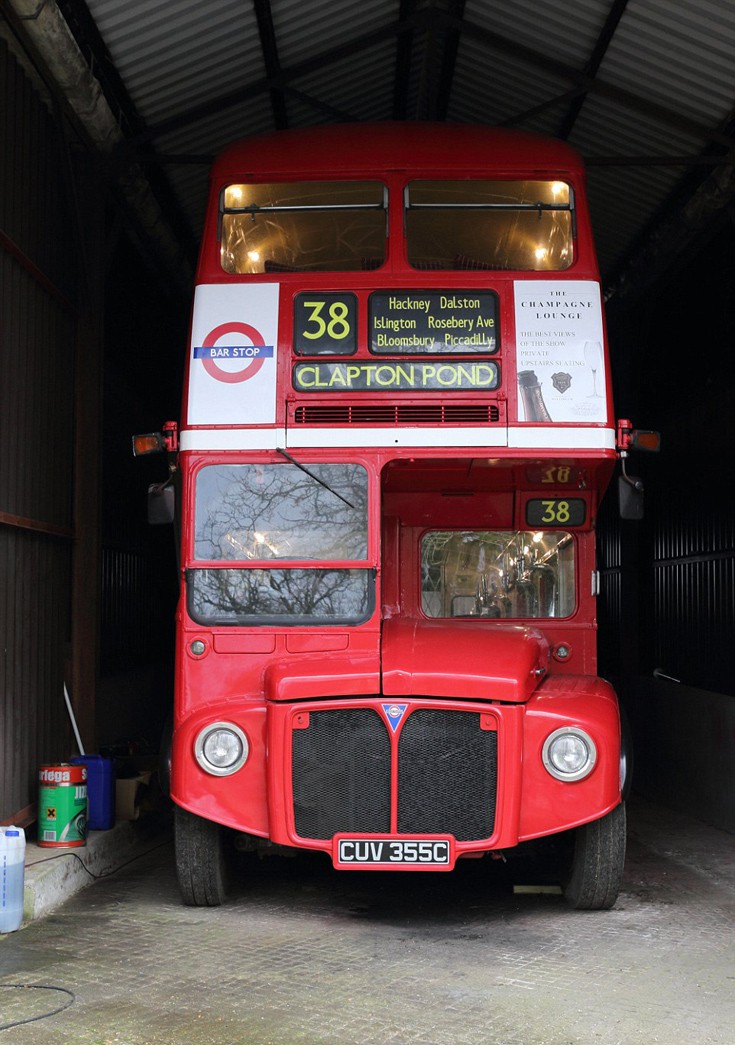 Ξόδεψε 20 μήνες για να μετατρέψει ένα παλιό λεωφορείο σε μετακινούμενη παμπ - Εικόνα4
