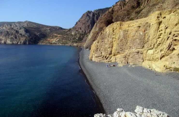 Η «μαύρη» παραλία της Ελλάδας που όμοια της δεν υπάρχει πουθενά αλλού στον κόσμο - Εικόνα 0