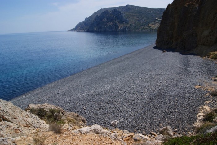 Η «μαύρη» παραλία της Ελλάδας που όμοια της δεν υπάρχει πουθενά αλλού στον κόσμο - Εικόνα 1