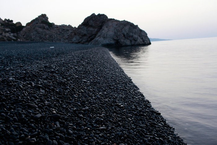 Η «μαύρη» παραλία της Ελλάδας που όμοια της δεν υπάρχει πουθενά αλλού στον κόσμο - Εικόνα 3
