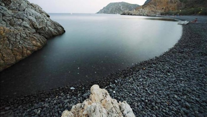 Η «μαύρη» παραλία της Ελλάδας που όμοια της δεν υπάρχει πουθενά αλλού στον κόσμο - Εικόνα 6