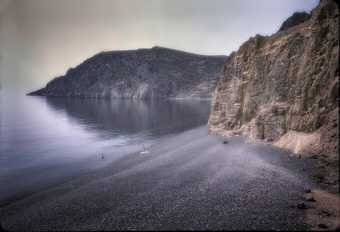 Η «μαύρη» παραλία της Ελλάδας που όμοια της δεν υπάρχει πουθενά αλλού στον κόσμο - Εικόνα 9