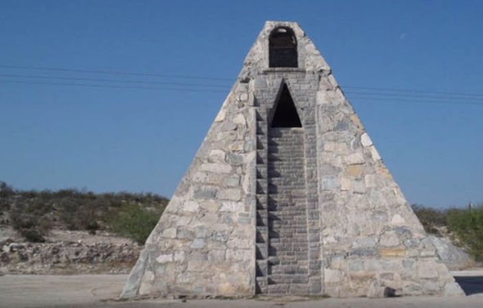Μεξικανός έχτισε πυραμίδα στην έρημο ύστερα από εντολή εξωγήινου - Εικόνα 1