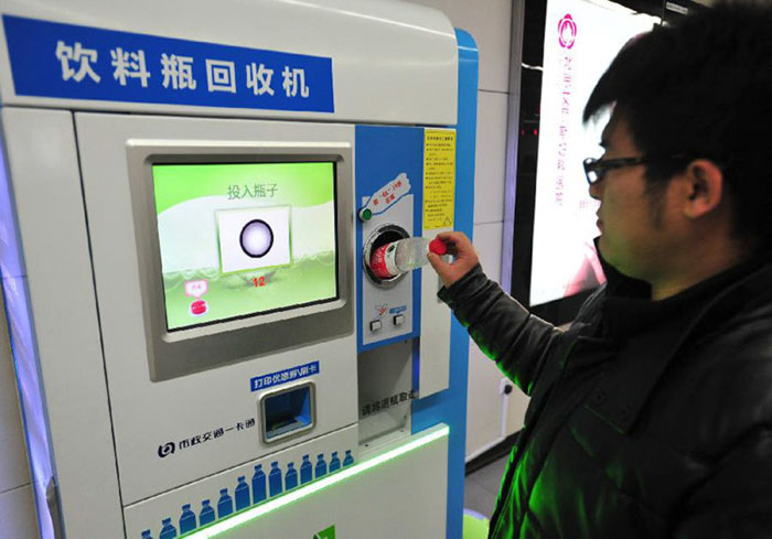 Στο μετρό του Πεκίνου, πληρώνεις το εισιτήριο με...πλαστικά μπουκάλια! - Εικόνα 