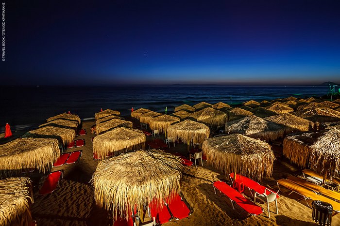 Η «Μύκονος της Πελοποννήσου»! Ένα παραλιακό θέρετρο με απίστευτες αμμουδιές, πολυτελή καταλύματα & έντονη νυχτερινή ζωή! - Εικόνα 7
