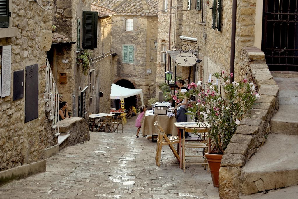 Το μικρότερο μεσαιωνικό χωριό της Μεσογείου -Ατμόσφαιρα παραμυθιού [εικόνες] - Εικόνα1