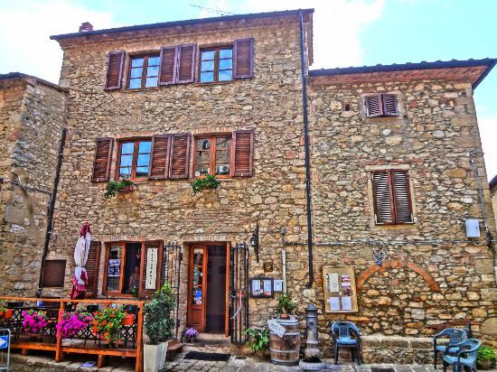 Το μικρότερο μεσαιωνικό χωριό της Μεσογείου -Ατμόσφαιρα παραμυθιού [εικόνες] - Εικόνα2