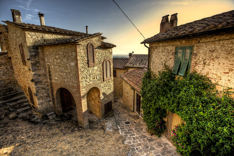Το μικρότερο μεσαιωνικό χωριό της Μεσογείου -Ατμόσφαιρα παραμυθιού [εικόνες] - Εικόνα4
