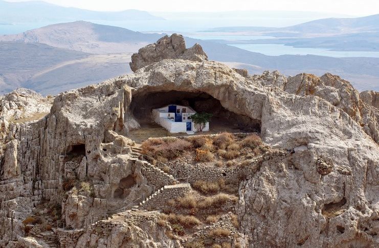 Η μοναδική παγκοσμίως άσκεπη εκκλησία, χτισμένη σε σπηλιά, βρίσκεται στη Λήμνο! - Εικόνα 0