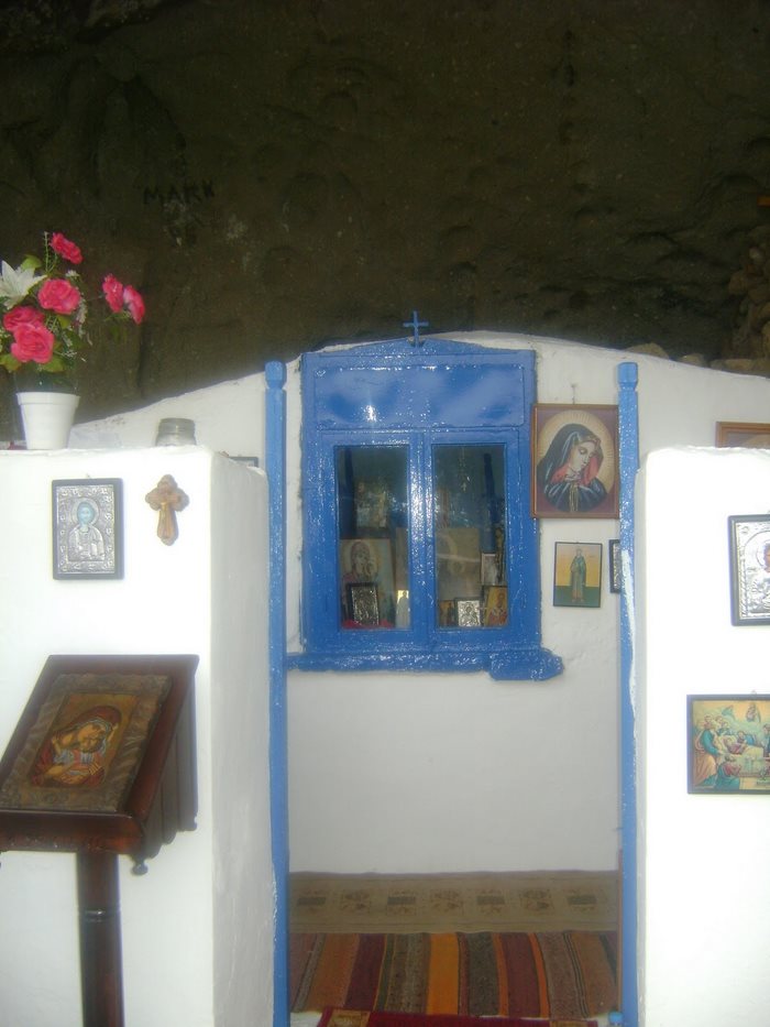 Η μοναδική παγκοσμίως άσκεπη εκκλησία, χτισμένη σε σπηλιά, βρίσκεται στη Λήμνο! - Εικόνα 4