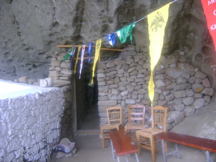 Η μοναδική παγκοσμίως άσκεπη εκκλησία, χτισμένη σε σπηλιά, βρίσκεται στη Λήμνο! - Εικόνα 6