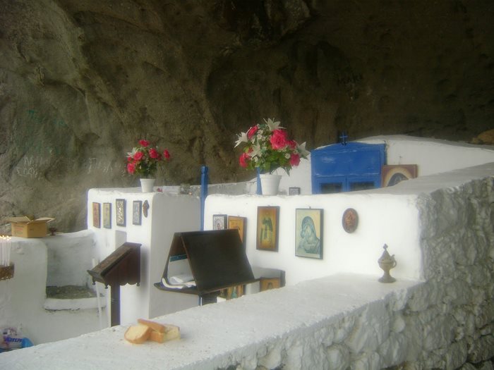 Η μοναδική παγκοσμίως άσκεπη εκκλησία, χτισμένη σε σπηλιά, βρίσκεται στη Λήμνο! - Εικόνα 7