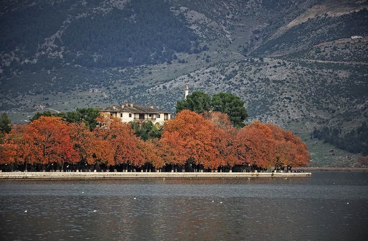 Το μοναδικό κατοικημένο νησί λίμνης στον κόσμο χωρίς όνομα βρίσκεται στην Ελλάδα! - Εικόνα 0