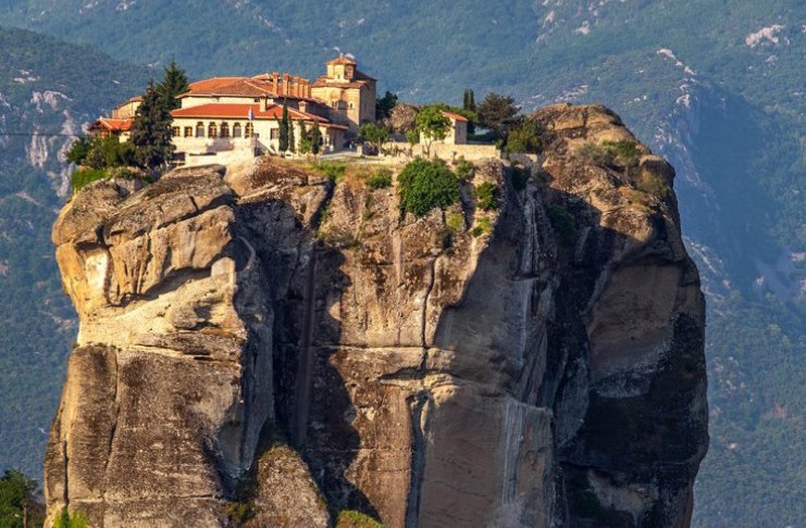 Το μοναστήρι που βρίσκεται σε ύψος 373 μέτρων σε ένα από τα πιο επιβλητικά και σπάνιας ομορφιάς μέρη της Ελλάδας - Εικόνα 0