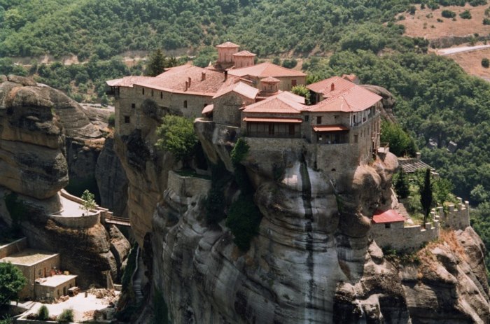 Το μοναστήρι που βρίσκεται σε ύψος 373 μέτρων σε ένα από τα πιο επιβλητικά και σπάνιας ομορφιάς μέρη της Ελλάδας - Εικόνα 1
