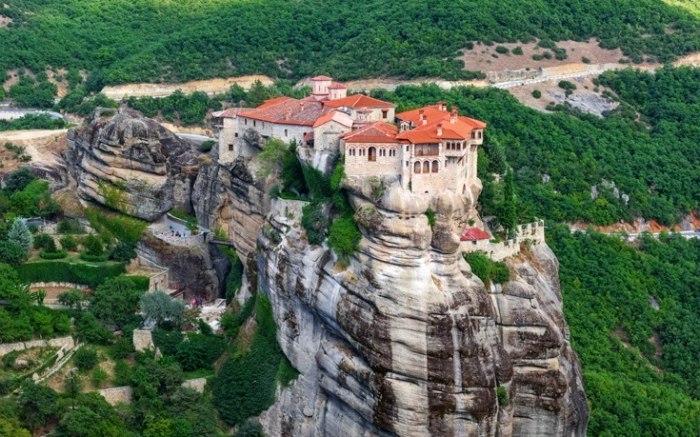 Το μοναστήρι που βρίσκεται σε ύψος 373 μέτρων σε ένα από τα πιο επιβλητικά και σπάνιας ομορφιάς μέρη της Ελλάδας - Εικόνα 11