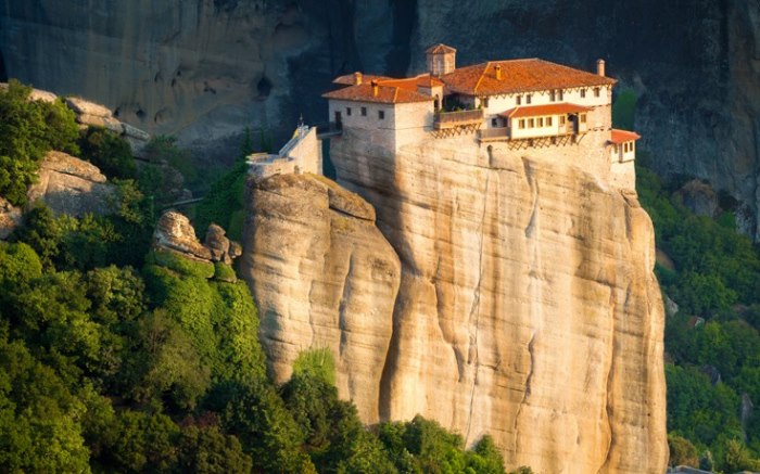 Το μοναστήρι που βρίσκεται σε ύψος 373 μέτρων σε ένα από τα πιο επιβλητικά και σπάνιας ομορφιάς μέρη της Ελλάδας - Εικόνα 2