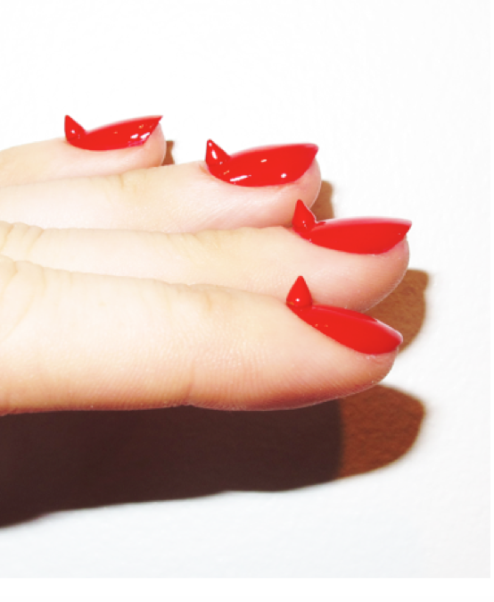 10 nail designs που δίνουν έμπνευση για να δεις το κόκκινο βερνίκι αλλιώς! - Εικόνα12