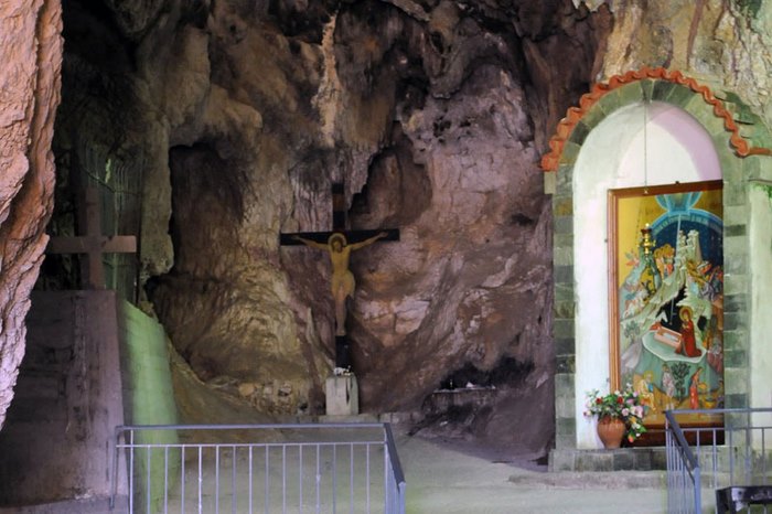 Ο ναός που θεωρείται από τους ωραιότερους της χώρας. Είναι χτισμένος πάνω σε σπηλιά και κάτω από τα θεμέλια του τρέχουν νερά από πηγές! - Εικόνα 3