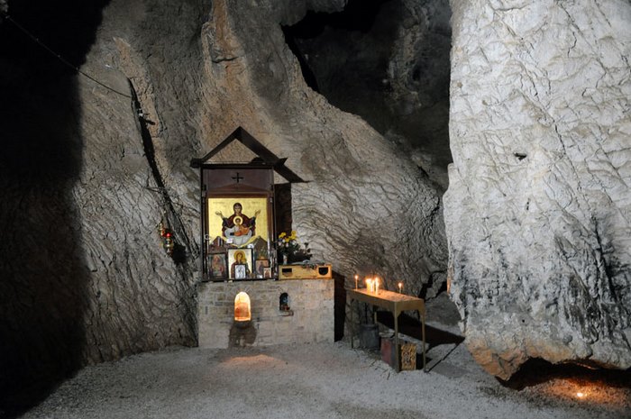 Ο ναός που θεωρείται από τους ωραιότερους της χώρας. Είναι χτισμένος πάνω σε σπηλιά και κάτω από τα θεμέλια του τρέχουν νερά από πηγές! - Εικόνα 9