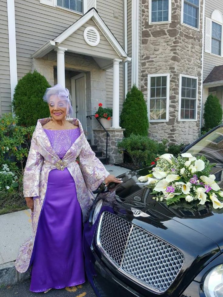Με μωβ νυφικό που έραψε μόνη της, παντρεύτηκε μια 86χρονη - Εικόνα 2