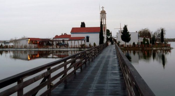 Το ωραιότερο μοναστήρι της Ελλάδας βρίσκεται πάνω σε δύο μικρά νησάκια που ενώνονται με μια ξύλινη γέφυρα! - Εικόνα 8