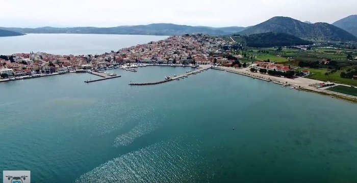 Η πανέμορφη πόλη-νησί που κάποιοι αποκαλούν «Μονακό της Ελλάδας» και κάποιοι «Ελληνική Ριβιέρα» - Εικόνα 0