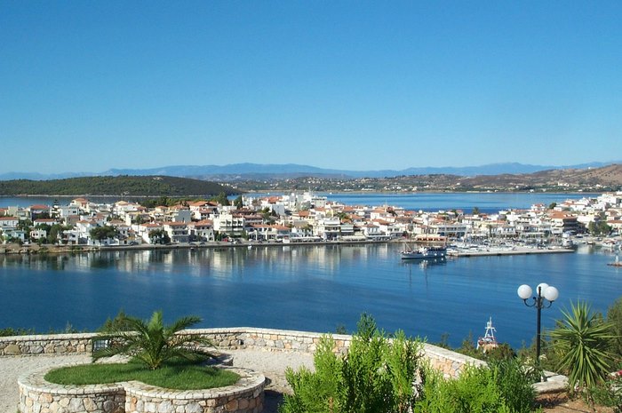 Η πανέμορφη πόλη-νησί που κάποιοι αποκαλούν «Μονακό της Ελλάδας» και κάποιοι «Ελληνική Ριβιέρα» - Εικόνα 1