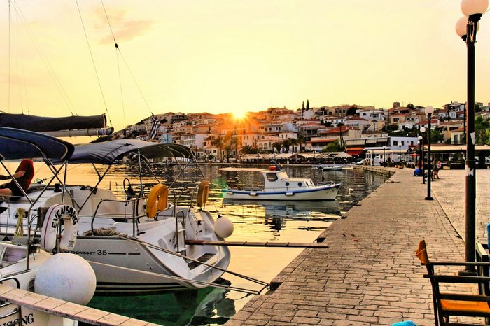 Η πανέμορφη πόλη-νησί που κάποιοι αποκαλούν «Μονακό της Ελλάδας» και κάποιοι «Ελληνική Ριβιέρα» - Εικόνα 2