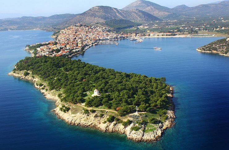 Η πανέμορφη πόλη-νησί που κάποιοι αποκαλούν «Μονακό της Ελλάδας» και κάποιοι «Ελληνική Ριβιέρα» - Εικόνα 5