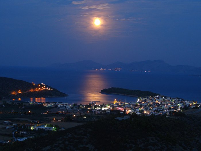 Η πανέμορφη πόλη-νησί που κάποιοι αποκαλούν «Μονακό της Ελλάδας» και κάποιοι «Ελληνική Ριβιέρα» - Εικόνα 6