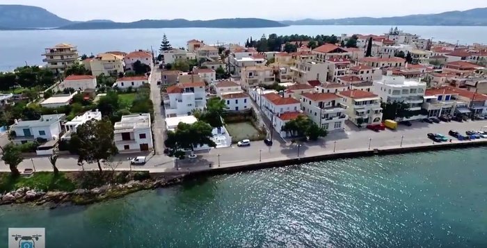 Η πανέμορφη πόλη-νησί που κάποιοι αποκαλούν «Μονακό της Ελλάδας» και κάποιοι «Ελληνική Ριβιέρα» - Εικόνα 7