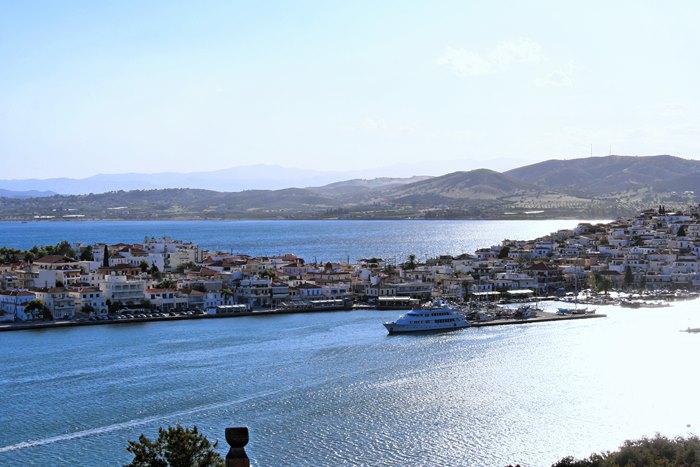 Η πανέμορφη πόλη-νησί που κάποιοι αποκαλούν «Μονακό της Ελλάδας» και κάποιοι «Ελληνική Ριβιέρα» - Εικόνα 8